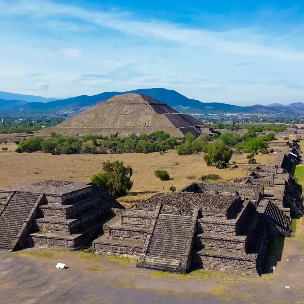 Explore The Best of Mexico City: Teotihuacan, Basilica of Guadalupe, Xochimilco, Coyoacan & Frida Kahlo Museum for 2 days with Amigo Tours and discover unforgettable experiences - Photo 2