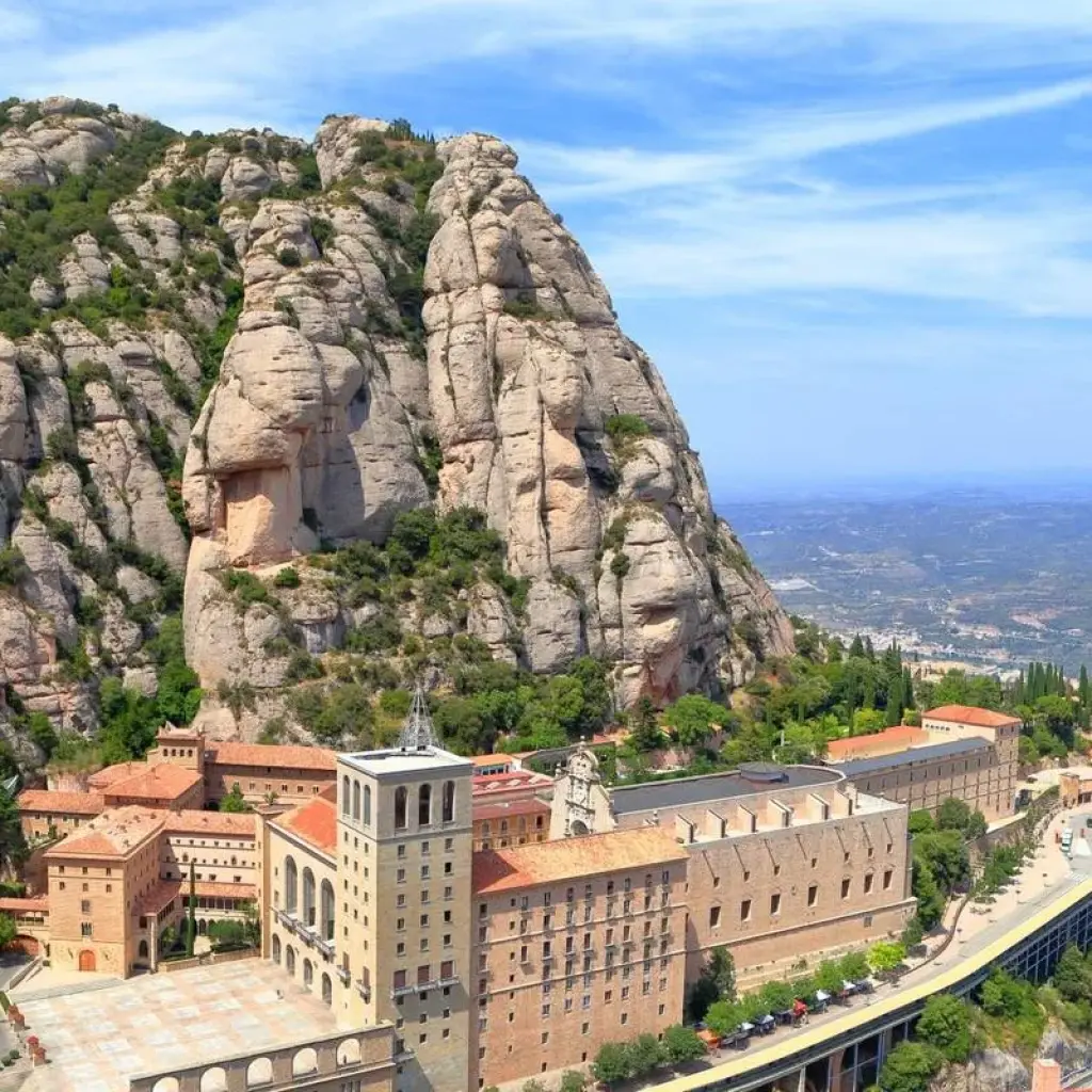 Explore Paris, Lourdes and Barcelona for 8 days with Europamundo and discover unforgettable experiences - Photo 2