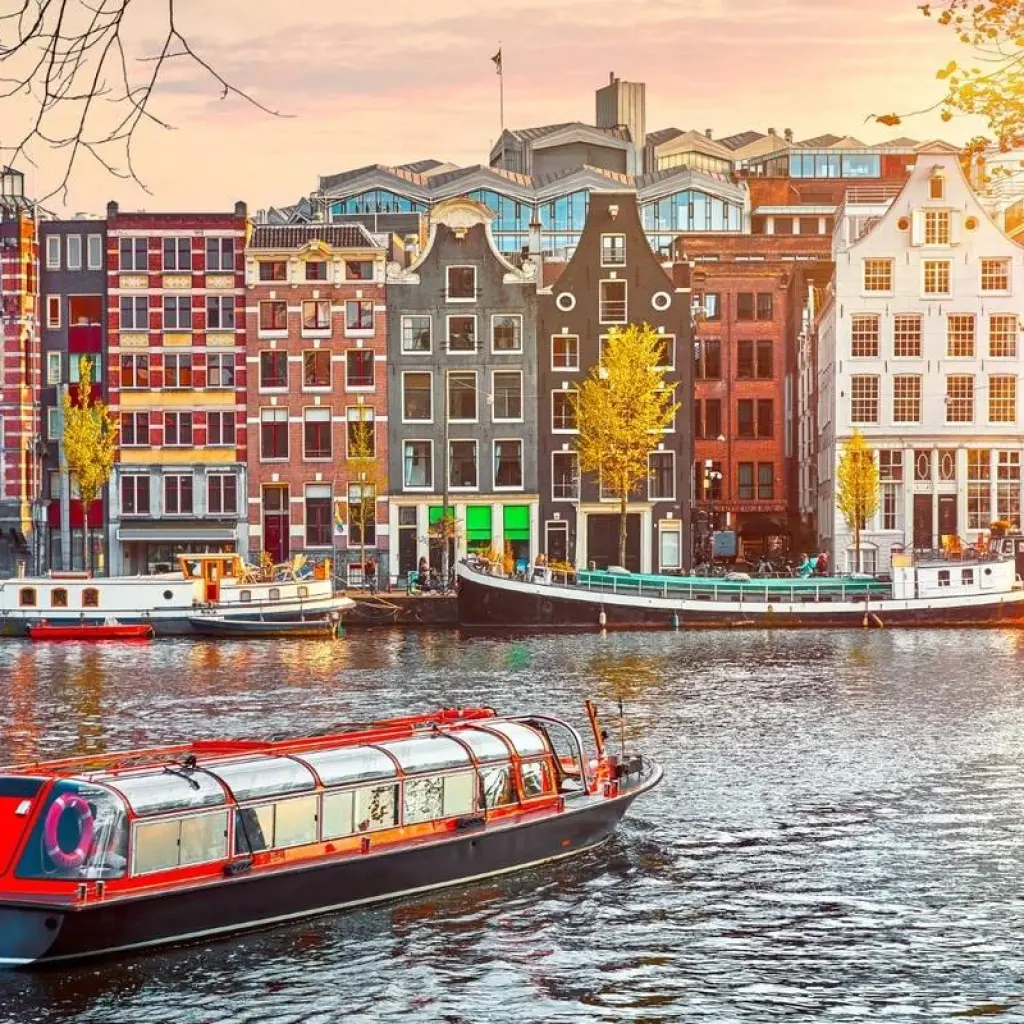 Explore Contrasts of Europe for 24 days with Europamundo and discover unforgettable experiences - Photo 2