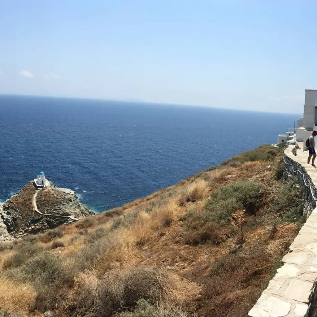 Explore Sifnos, Milos and Kimolos : Cyclades dream - Guided hike for 10 days with Grand Angle  and discover unforgettable experiences - Photo 2
